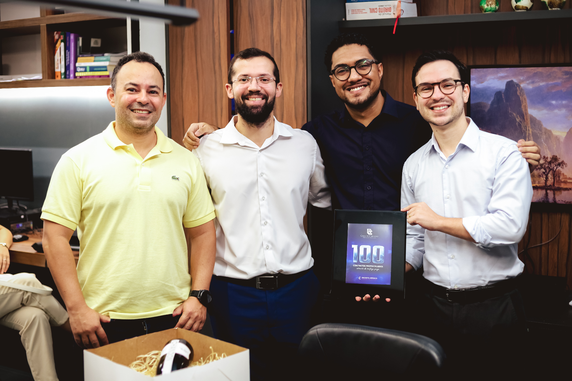Equipe celebrando 100 contratos protocolados através de tráfego pago
